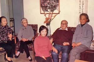 沈从文与夫人(右一)及姐妹相会